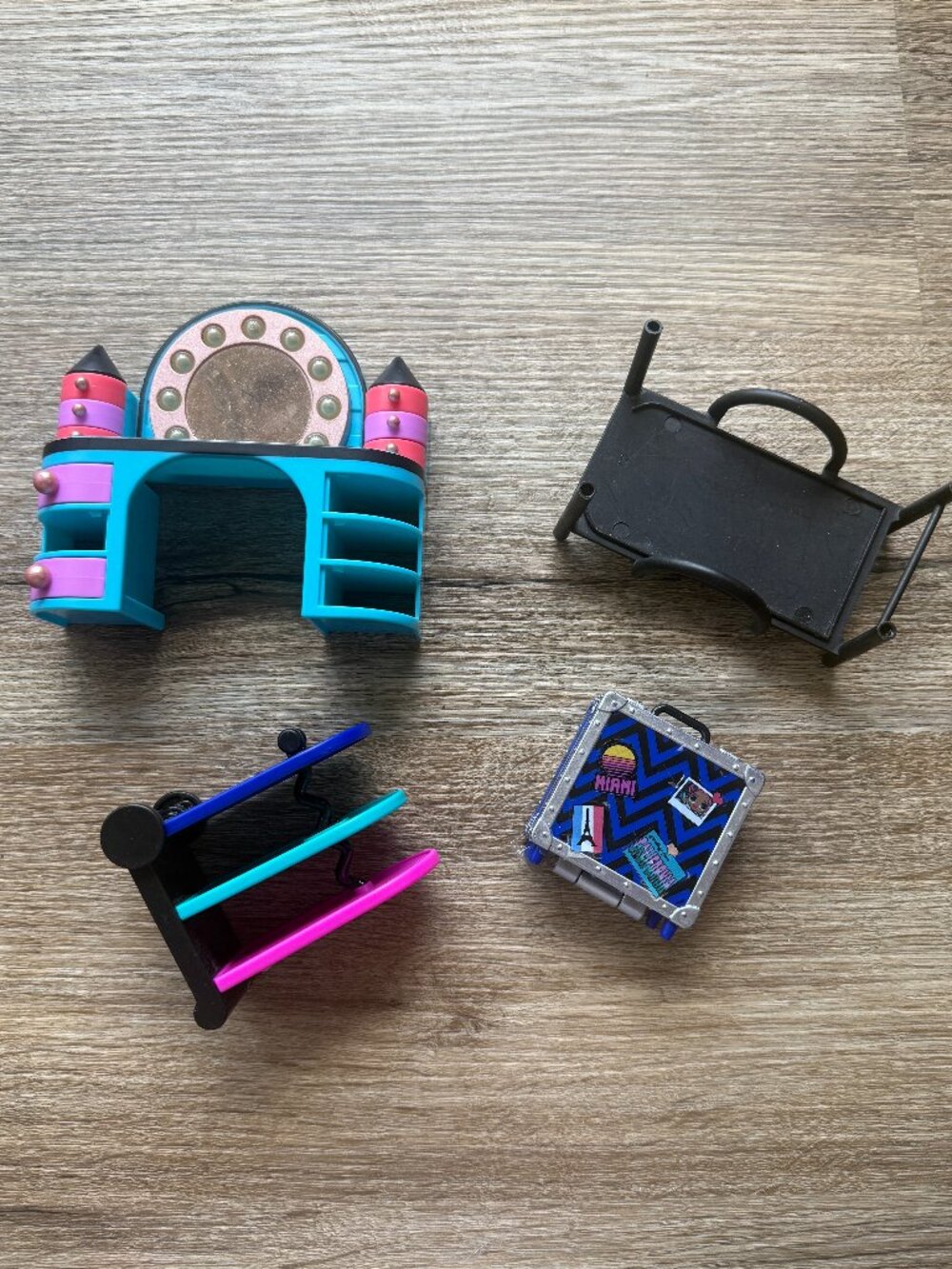 LOL OMG Doll random furniture incomplete See pictures